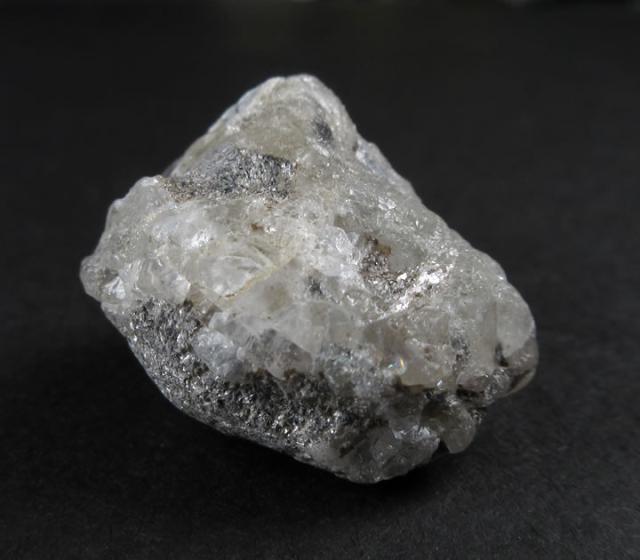 ロシア産フェナカイト原石13.5g 虹あり 透明感のある個所に美しい虹