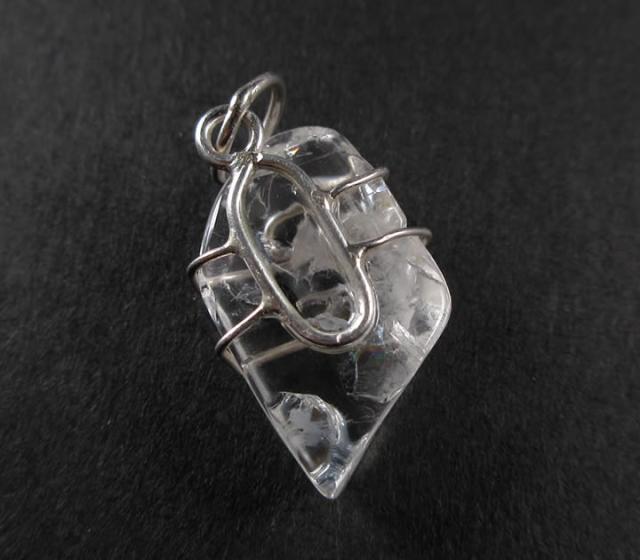 宝石質アゾゼオフェナカイトペンダント 16.6ct 虹あり H&E社証明書付き