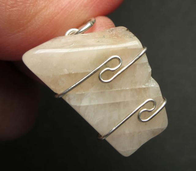 訳あり アゾゼオ ピンクフェナカイト ペンダント 22.3ct ヘブンアンドアース社 ピンク色が濃い この品質は大変稀少 最高の波動 天然石 パワーストーン phw241