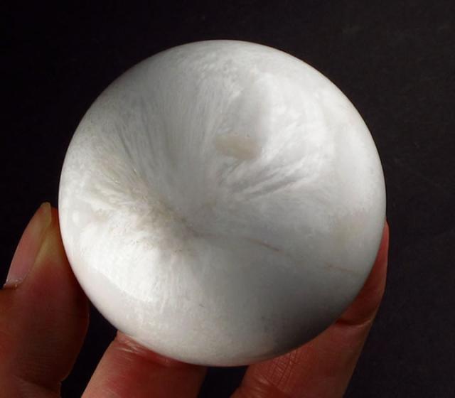 【天然石】希少！アゼツライト虹入り 丸玉◆スフィア 50ミリ玉 天然石】希少！アゼツライト虹入り 丸玉◇スフィア 50ミリ玉 スコレ