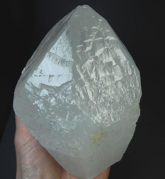 トライゴーニッククォーツ水晶1.89kg虹あり 逆三角の連なりが描く