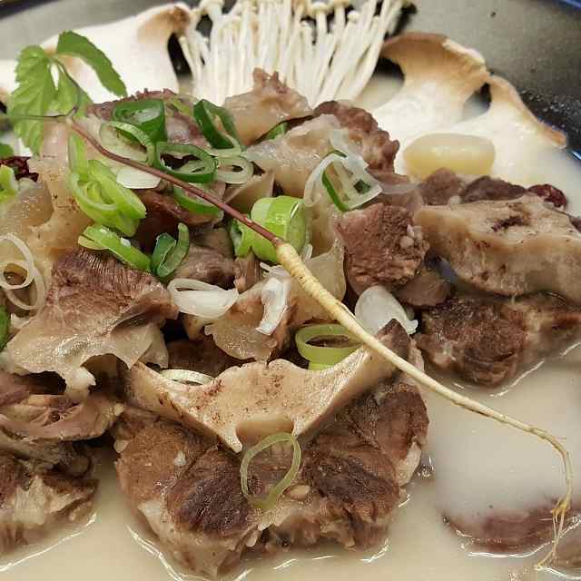 冷凍便】牛テールカット 約1kg 牛肉 煮込み 煮物 コラーゲン テールスープ 牛骨 コムタン用 の通販はau PAY マーケット - ソンちゃん