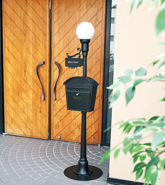 送料無料 街路灯デザインポストソーラーライト付 郵便ポスト 郵便受け 玄関（135）の通販は