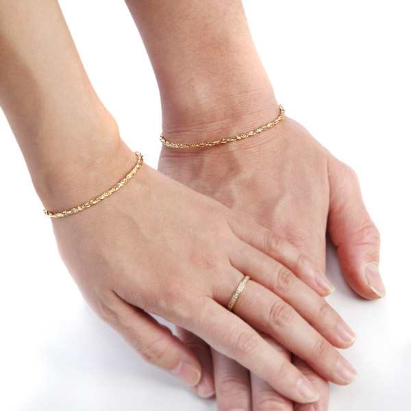 ペア バングル ブレスレット K18 ペアバングル 18金のヒネリがペアで飾る ペアブレスレット pair gold bangle bracelet  ホワイトデーギフの通販はau PAY マーケット - ペアネックレス・ジュエリー モバナナ | au PAY マーケット－通販サイト