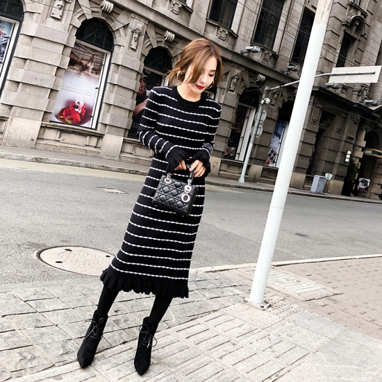 秋のワンピース 秋 レディース 秋 トップス 人気のボーダー シルエット ライン きれい ニットワンピース 大きいサイズ タイト 黒 ボーダの通販はau Wowma Urubei ウルベイ Au Wowma 店