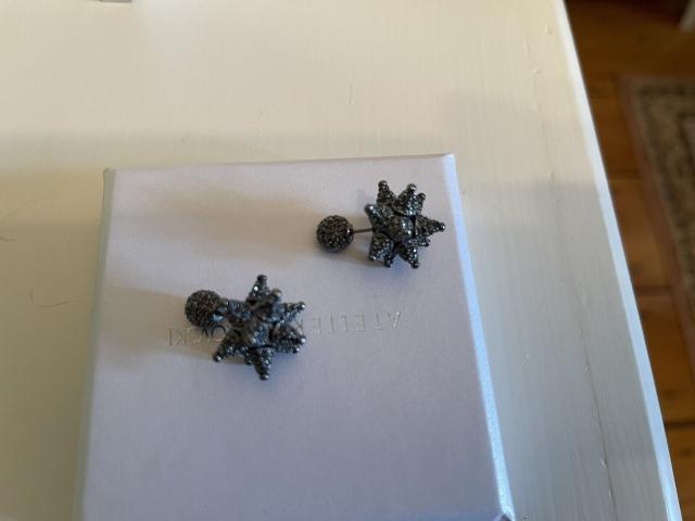 スワロフスキー Atelier Swarovski ダークグレー Kalix ダブル スタッドピアス 5263678