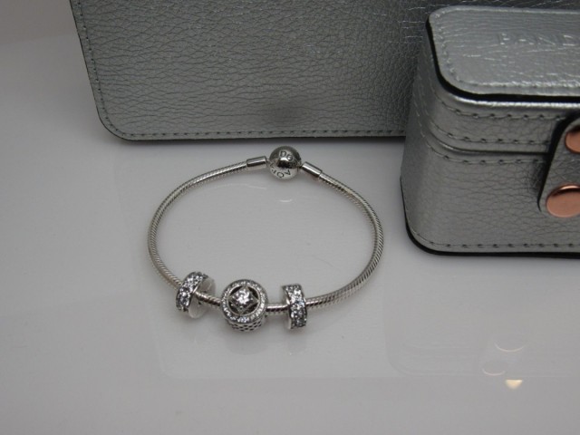 Pandora パンドラ スレッドレス ブレスレット 3チャーム ギフト
