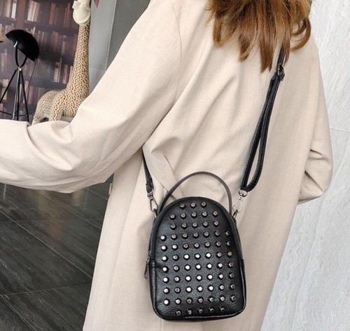 ショルダーバッグ ミニバッグ ポシェット バッグ レザー 鞄 ポーチ 小物入れ かばん ブラック スタッズの通販はau Pay マーケット Skkストア