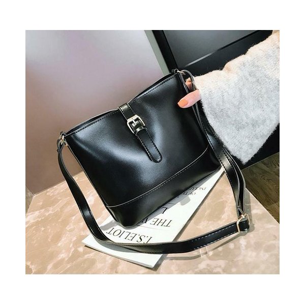 ショルダーバッグ メッセンジャーバッグ ミニバッグ ポシェット バッグ レザー 鞄 ポーチ 小物入れ かばん 黒の通販はau Pay マーケット Skkストア