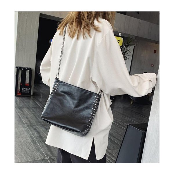 ショルダーバッグ ミニバッグ ポシェット バッグ レザー 鞄 小物入れ かばん 黒 スタッズの通販はau Pay マーケット Skkストア