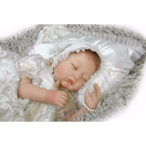 リボーンドール リアル赤ちゃん人形 ベビー人形 ハンドメイド海外ドール 衣装と哺乳瓶・おしゃぶり付き クローズアイ お宮参りの通販は