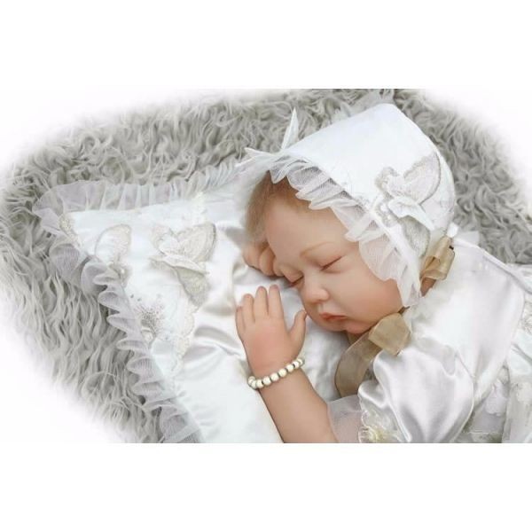 リボーンドール リアル赤ちゃん人形 ベビー人形 ハンドメイド海外ドール 衣装と哺乳瓶・おしゃぶり付き クローズアイ お宮参りの通販は