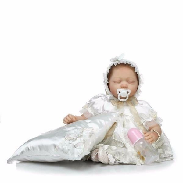 リボーンドール リアル赤ちゃん人形 ベビー人形 ハンドメイド海外ドール 衣装と哺乳瓶・おしゃぶり付き クローズアイ お宮参りの通販は