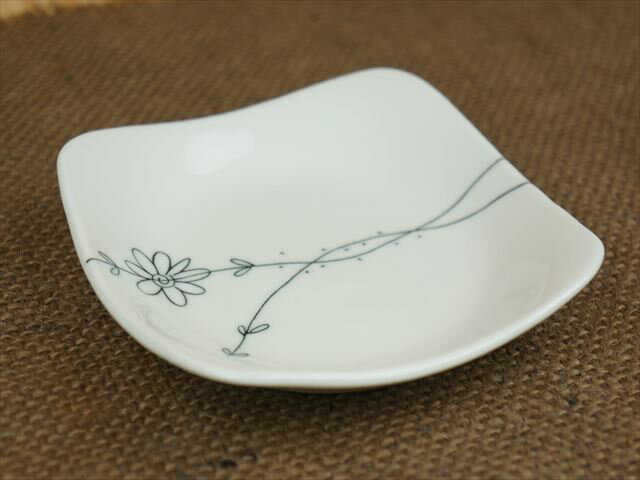 フラワーライン 13cm四八角皿 青 カフェ 食器 小皿 美濃焼 おしゃれ 和食器 日本製 国産 陶器 軽量 軽い ラッピング不可 の通販はau Pay マーケット Kitchen Mart D まちのうつわ屋さん Au Pay マーケット店