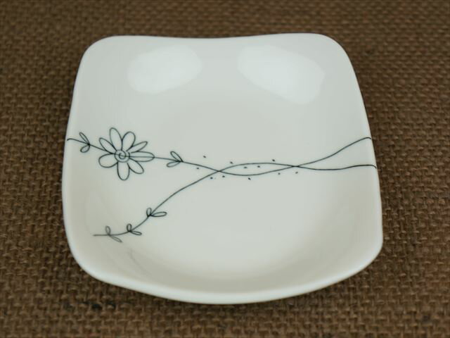 フラワーライン 13cm四八角皿 青 カフェ 食器 小皿 美濃焼 おしゃれ 和食器 日本製 国産 陶器 軽量 軽い ラッピング不可 の通販はau Pay マーケット Kitchen Mart D まちのうつわ屋さん Au Pay マーケット店