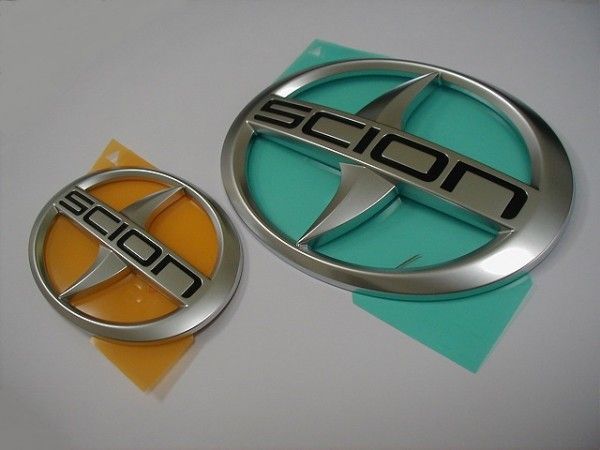 サイオン純正　アルミ調シルバーエンブレム ［サイオンiQ：フロント/リヤ・2点セット］　ｉＱ 10系の通販は 7,977円