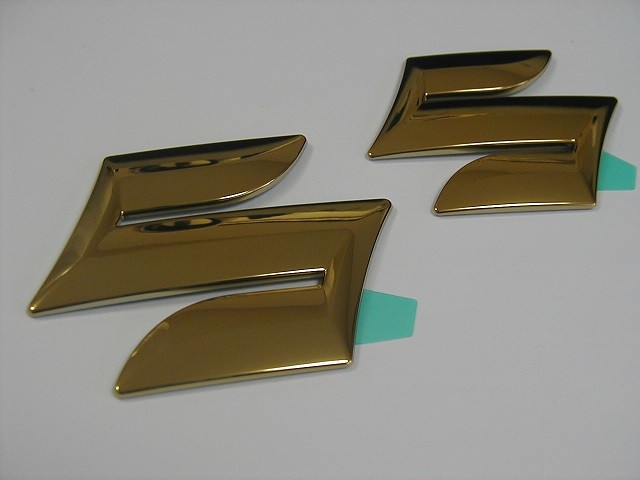 スズキ純正　ゴールドエンブレム ［フロント&リヤ・2点セット］　アルト HA36Sの通販は