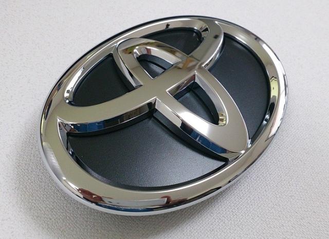 豪州トヨタ純正　シルバーエンブレム ［フロントTマーク］　ルークス 150系