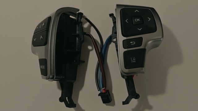 トヨタ純正 ステアリングスイッチ左右 (ダークシルバー加飾