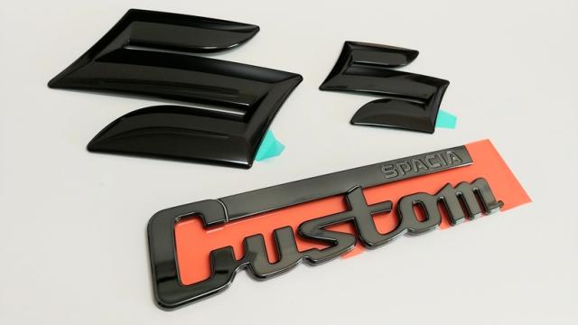 スズキ純正　ブラックエンブレム ［フロント&リヤ・3点セット］　スペーシアカスタム MK54S・MK94S