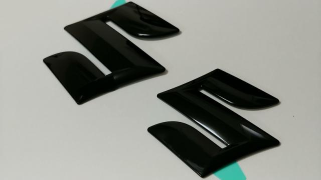 スズキ純正 ブラックエンブレム ［フロント&リヤ・2点セット