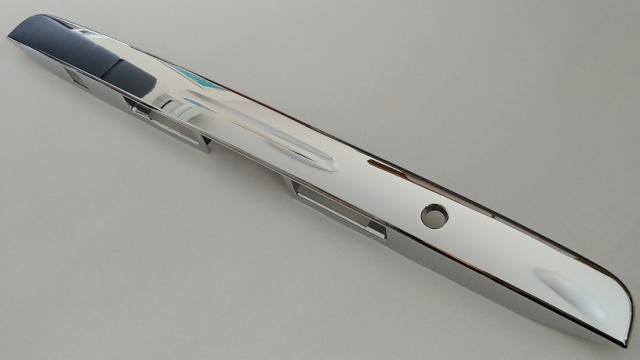 トヨタ純正　メッキリヤガーニッシュ (メッキバックドアガーニッシュ)　レジアスエース 200系