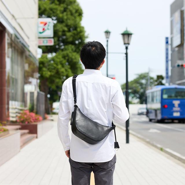 P.I.D ショルダーバッグ 本革 メンズ ピーアイディー 撥水 三日月型