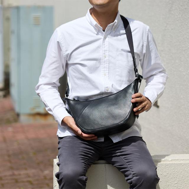 P.I.D ショルダーバッグ 本革 メンズ ピーアイディー 撥水 三日月型