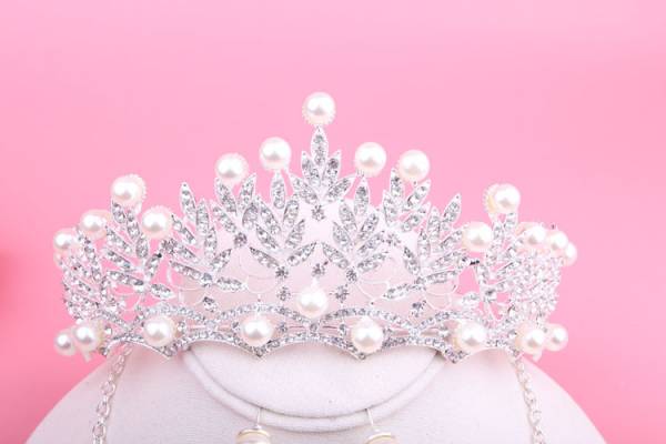 結婚式 花嫁アイテム ウェディングティアラ クラウンヘッドドレス ティアラ ネックレス ピアスorイヤリング3点セットs9の通販はau Pay マーケット Comomo 1 S