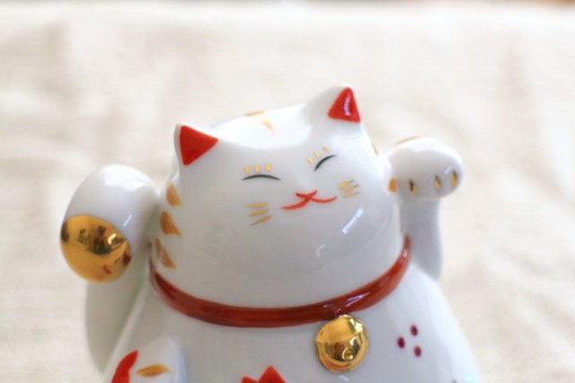 招き猫 貯金箱 お取り寄せ 陶器 置物 貯金箱 ネコバンク 招き猫 ねこ 運気アップ 風水 インテリア 置き物 玄関 リビング 金運の通販はau  PAY マーケット - セラポッケ かわいい陶器のお店 | au PAY マーケット－通販サイト