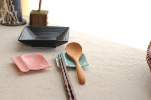 カラフル カフェのお箸 スプーン置き 国産 美濃焼 箸置き フォーク置き スプーン置き 箸休め 8cm スクエアプレート プレート 角皿 仕切の通販はau Pay マーケット セラポッケ かわいい陶器のお店