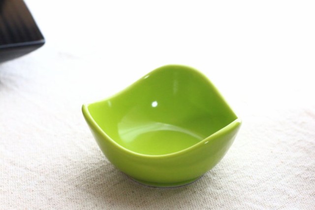 ポップなカラーの三角小鉢 8.5cm 日本製 美濃焼 小鉢 小付 ポップなカラーの三角小鉢 8.5cm 日本製 美濃焼 小鉢 小付