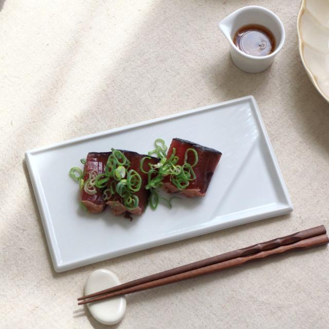 お醤油の窪みが便利な刺身皿 22cm 国産 美濃焼 角皿 プレート 中皿 タレ皿 仕切り 醤油皿 便利皿 白い食器 食器 器 皿 お皿 陶器 磁器 陶の通販はau Pay マーケット セラポッケ かわいい陶器のお店