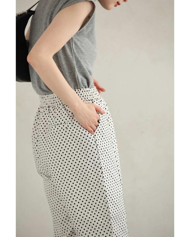 再入荷3月9日 パイピング裾のドット柄テーパードパンツ cawaii