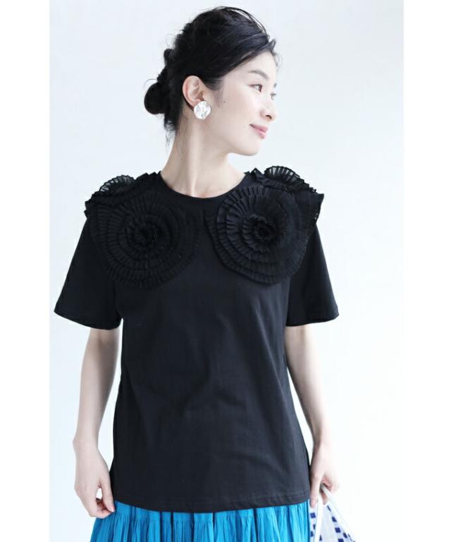 再入荷2月2日 （S~2L対応）（黒）プリーツの花咲くTシャツトップス