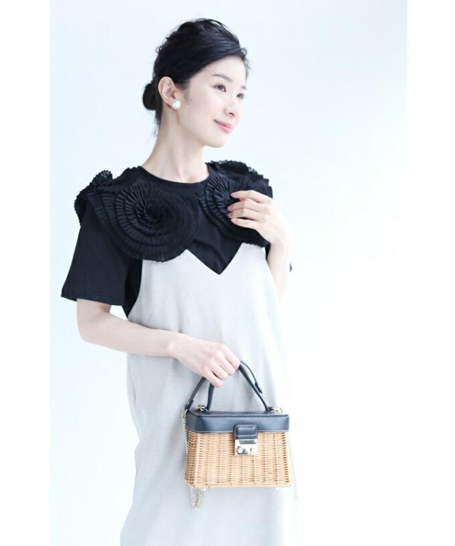 再入荷2月2日 （S~2L対応）（黒）プリーツの花咲くTシャツトップス