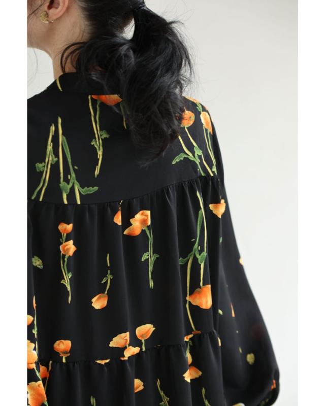 再入荷11月4日 （黒）夕陽色に染まる花柄ロングワンピース（紐付き