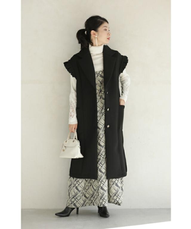 再入荷1月25日 （黒）肩を包み込むフリルショルダーロングジレ