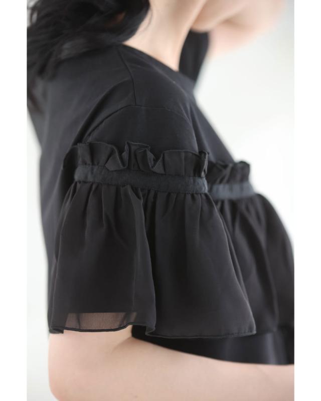 再入荷7月29日 （黒）流れるアシンメトリーフリルラインのカットソー