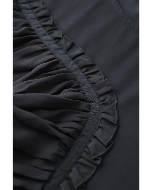 再入荷7月29日 （黒）流れるアシンメトリーフリルラインのカットソー