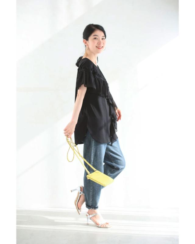 再入荷7月29日 （黒）流れるアシンメトリーフリルラインのカットソー