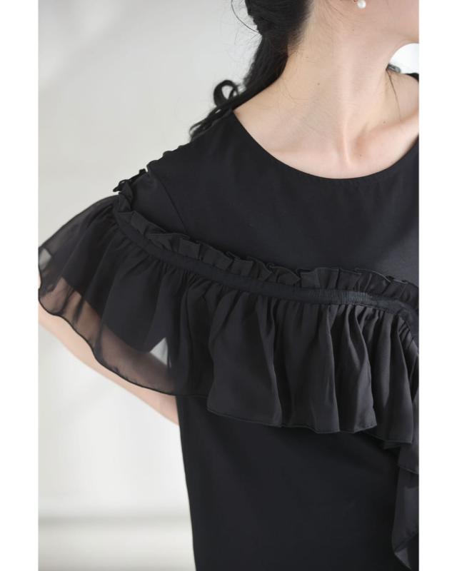 再入荷7月29日 （黒）流れるアシンメトリーフリルラインのカットソー
