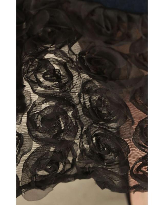 再入荷12月4日 裾で広がる黒薔薇のデニム調ミディアムスカート cawaii