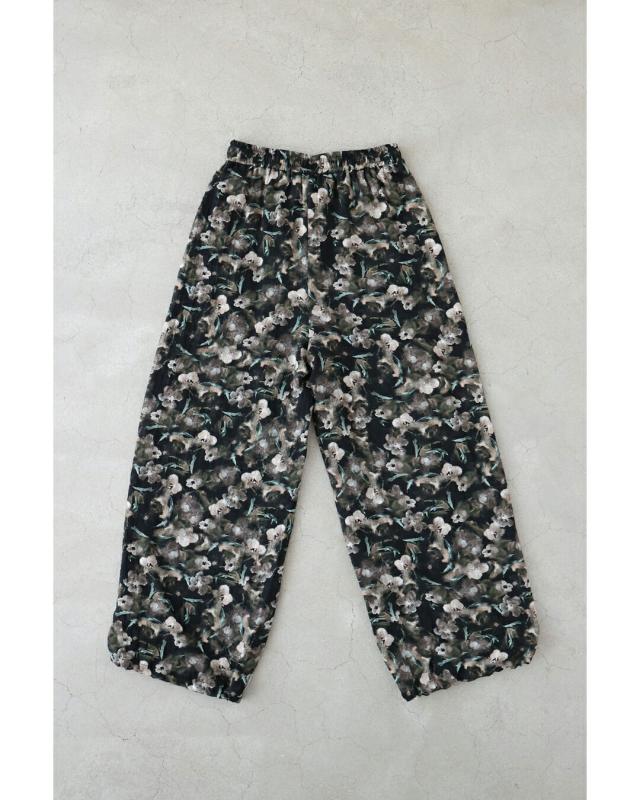 再入荷6月29日 （黒）裾が絞れる2way。リラクシーな滲み花パンツ