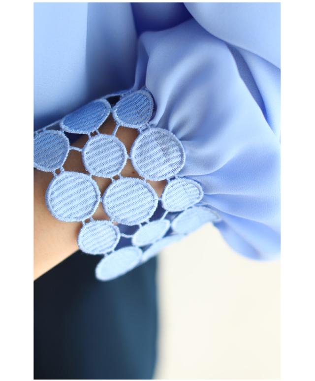 「CAWAII」w5-51222（S~L/2L~3L対応）(ブルー)ドットレースのアシンメトリーネックブラウストップス　トップス　ブラウス　レース　　　　の通販は