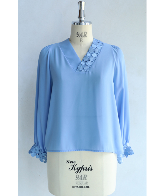 「CAWAII」w5-51222（S~L/2L~3L対応）(ブルー)ドットレースのアシンメトリーネックブラウストップス　トップス　ブラウス　レース　　　　の通販は