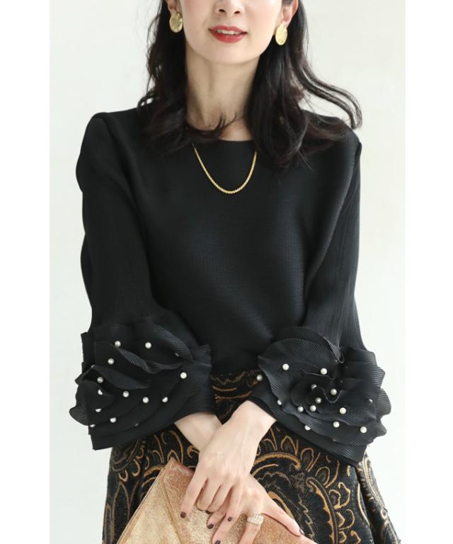 再入荷8月14日 （S~3L対応）パールを纏う花袖のプリーツプルオーバー