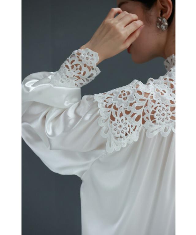 再入荷9月19日 デコルテに沿う白花レースの艶ブラウストップス cawaii