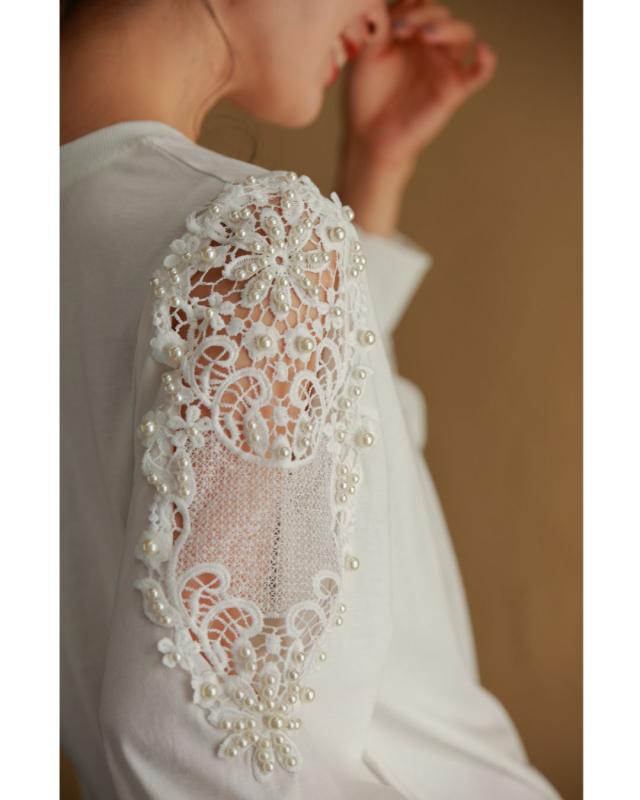 再入荷9月14日 パール の粒を添えた レース 窓 スリーブ の カットソー