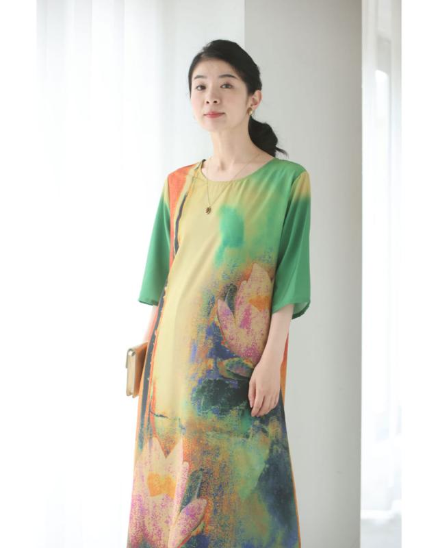 新作7月14日 朝露に濡れる蓮の花のミディアムワンピース cawaii w50532nc S~L対応 半端袖 花柄  アート柄 グリーン オシャレ 個性的 大人可愛い エレガント 上品 春服 春物 夏服 夏物 薄手 レディース ファッション ミセス 30代 40代 50代